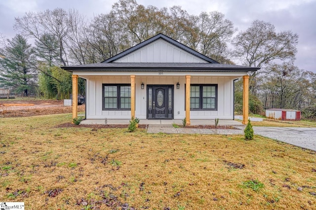 view of front facade featuring a porch and a front yard