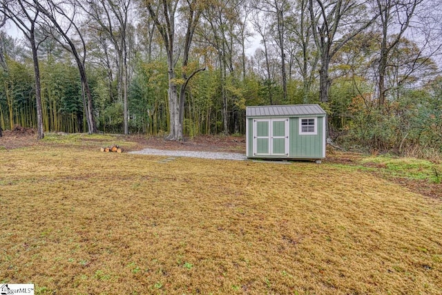 view of yard with a shed