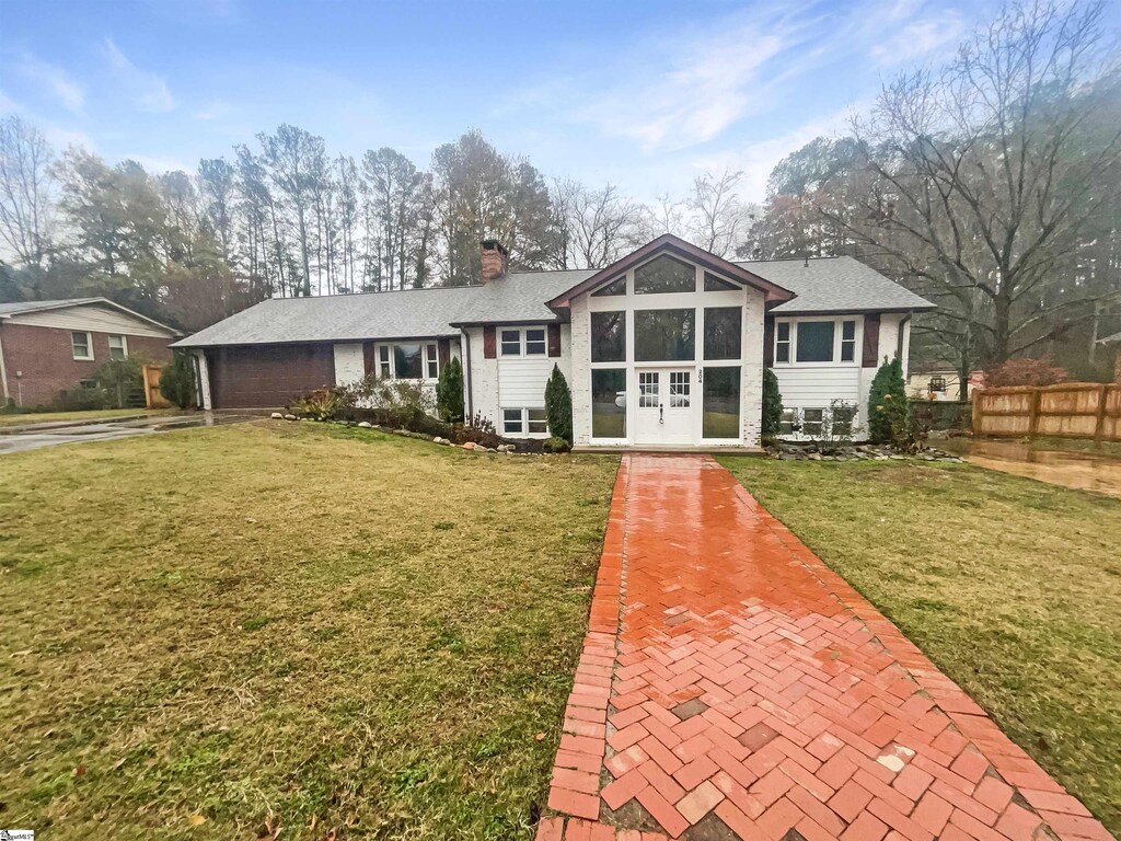 view of front of house featuring a front lawn