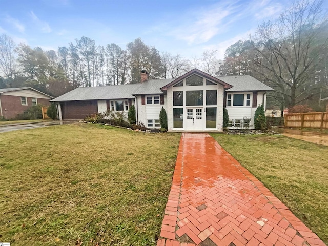 view of front of house featuring a front lawn