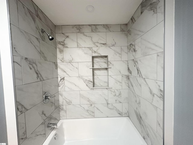 bathroom with tiled shower / bath