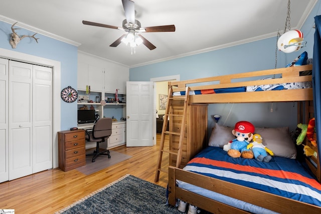 bedroom with ceiling fan, a closet, crown molding, and light hardwood / wood-style flooring