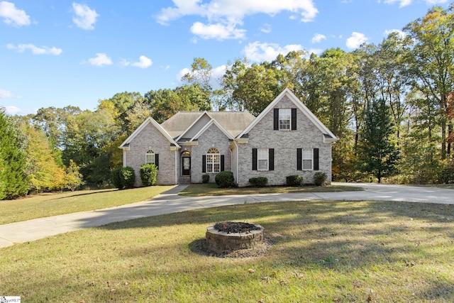 view of front of property featuring a front yard and an outdoor fire pit