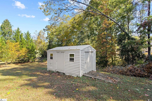 view of outdoor structure with a yard