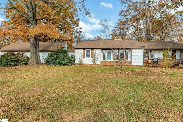 ranch-style house featuring a front lawn