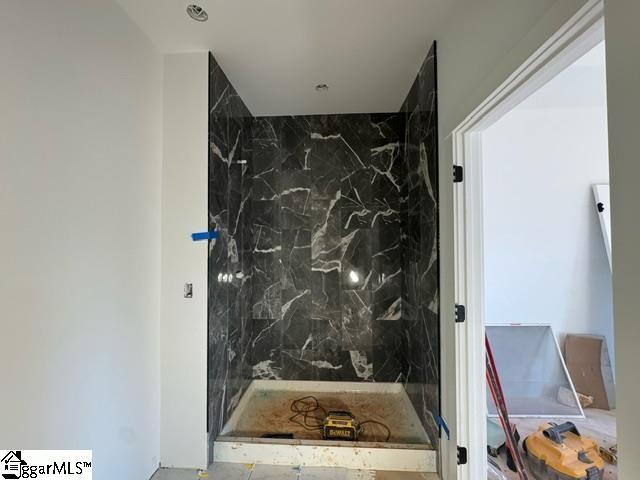 bathroom featuring tile walls