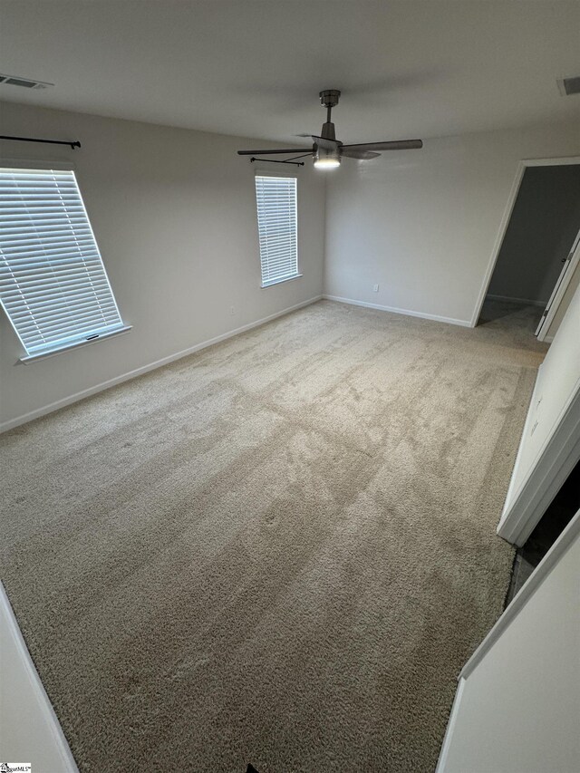 unfurnished room with light carpet and ceiling fan