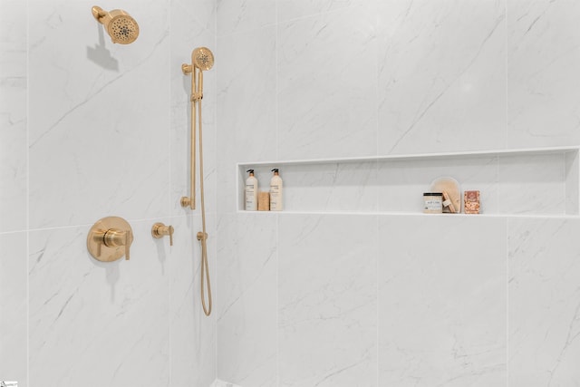 bathroom featuring a tile shower