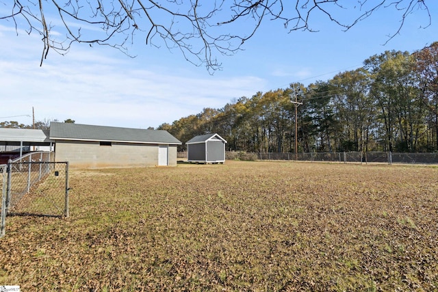 view of yard featuring a storage shed