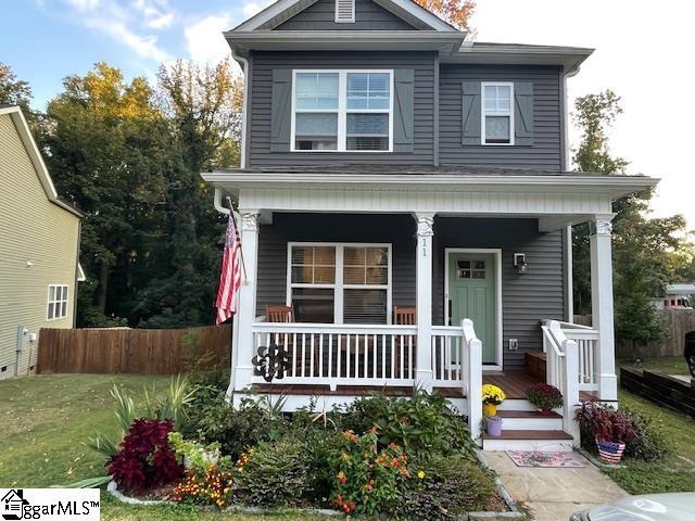 view of front of property featuring a front yard