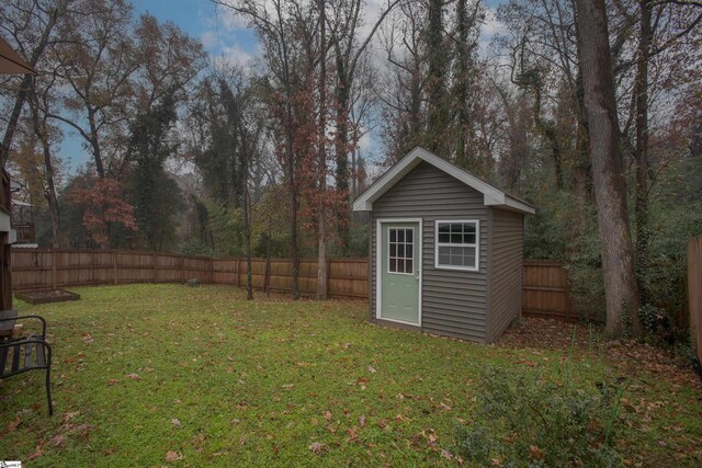 view of yard with a storage unit