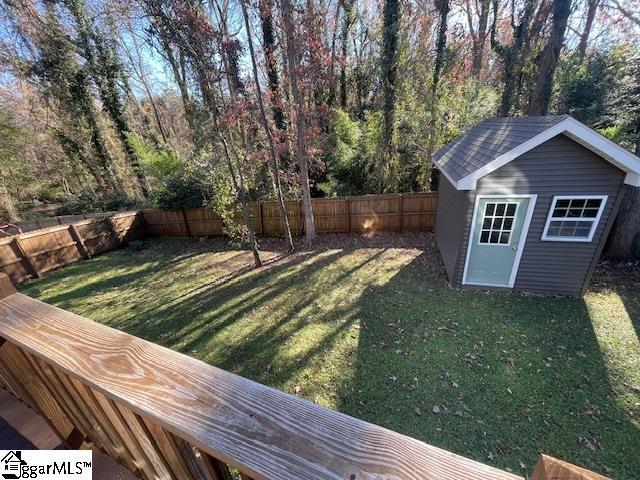 view of yard with a shed