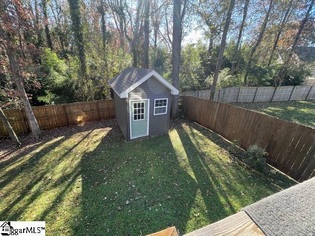 view of yard featuring a storage unit