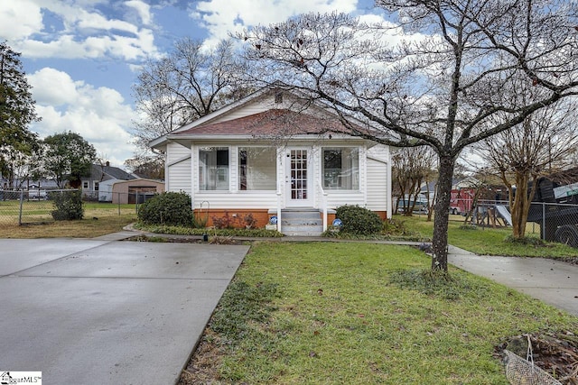 bungalow featuring a front lawn