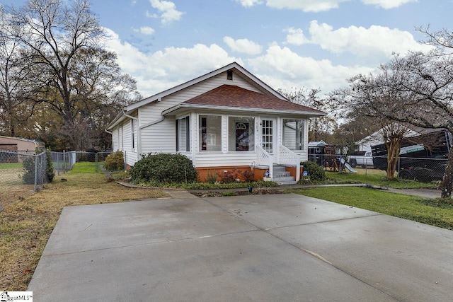 view of front of property with a front yard