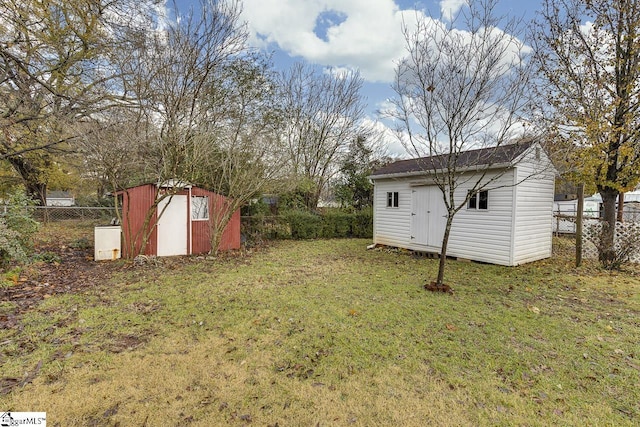 view of yard featuring a storage unit