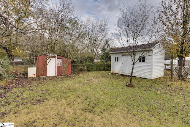 view of yard featuring a storage unit