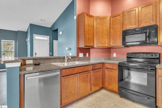 kitchen with kitchen peninsula, sink, vaulted ceiling, and black appliances