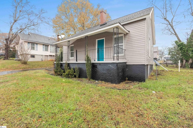 view of front of house with covered porch and a front lawn