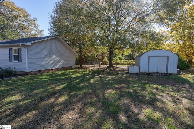 view of yard featuring a shed