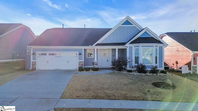 view of front of home featuring a front lawn and a garage