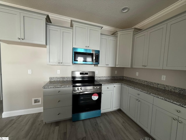 kitchen with stainless steel electric range oven, dark hardwood / wood-style flooring, gray cabinets, and a textured ceiling