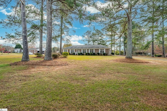 view of front of house featuring a front lawn