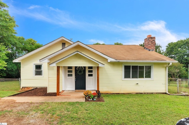 view of front of home featuring a front yard