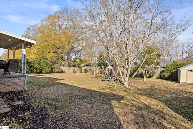 view of yard featuring a storage unit