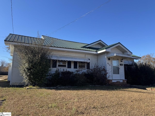 view of front of house with a front lawn