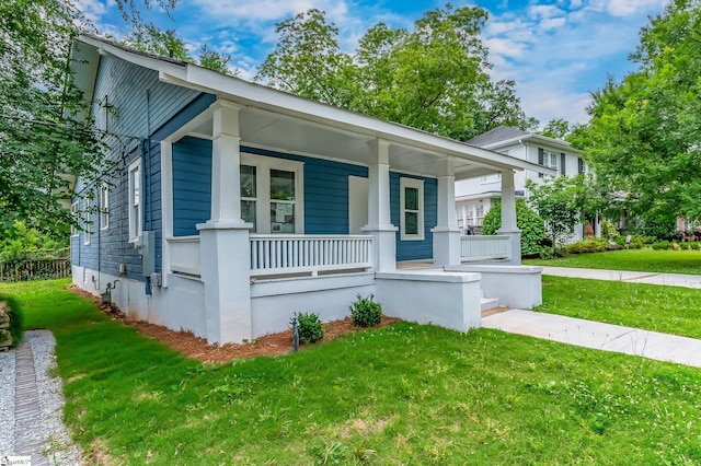 view of front facade with a front lawn and covered porch