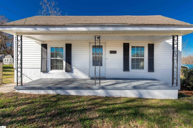 view of front of property featuring a front yard and a porch