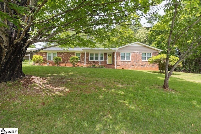 ranch-style house featuring a front lawn