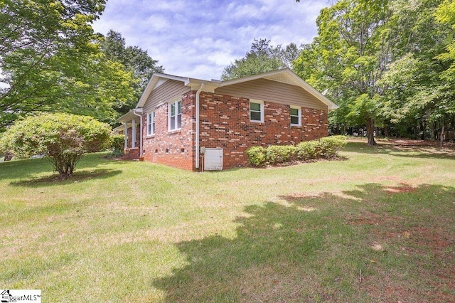 view of side of property featuring a lawn