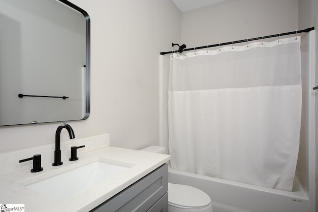 full bathroom with shower / bath combination with curtain, vanity, and toilet