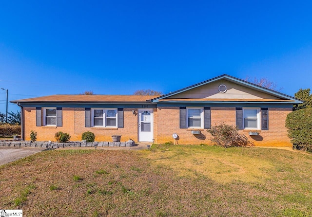 ranch-style house featuring a front lawn