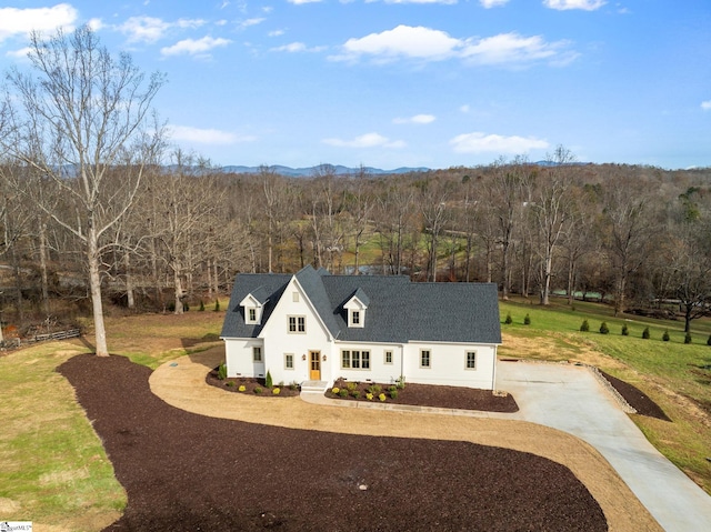 view of front of property with a front yard