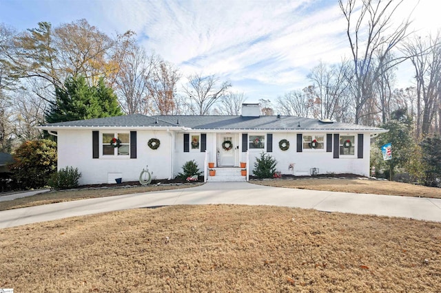 single story home featuring a front yard