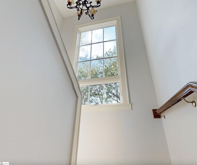 room details featuring a notable chandelier