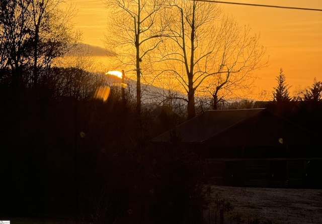 view of yard at dusk