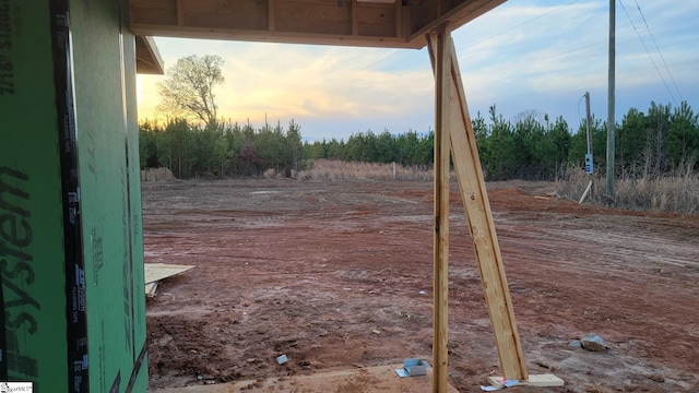 view of yard at dusk