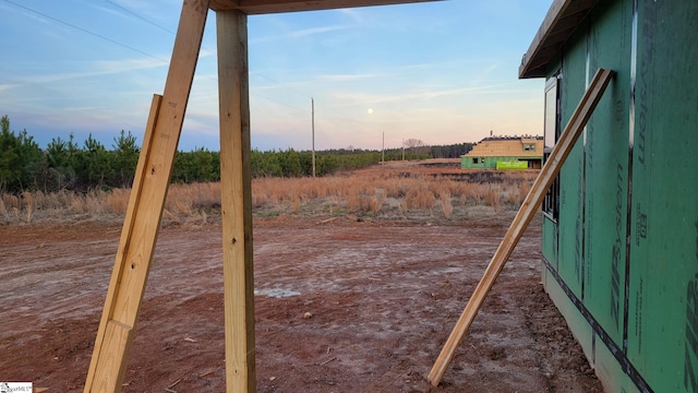 view of yard at dusk