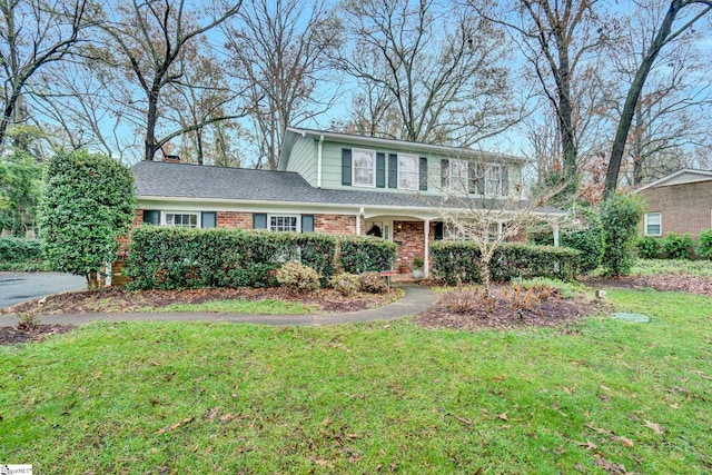 view of front facade featuring a front lawn