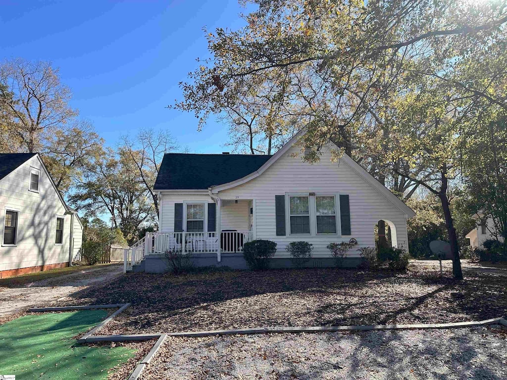 view of front of property featuring covered porch