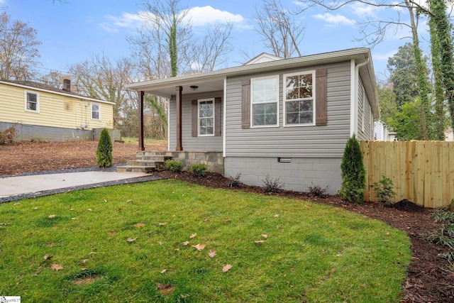 view of front facade featuring a front yard