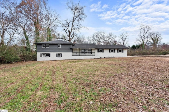 view of front of home with a front lawn