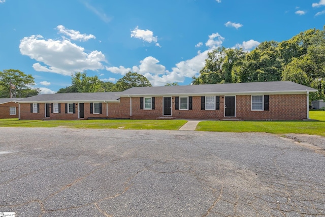 single story home featuring a front lawn