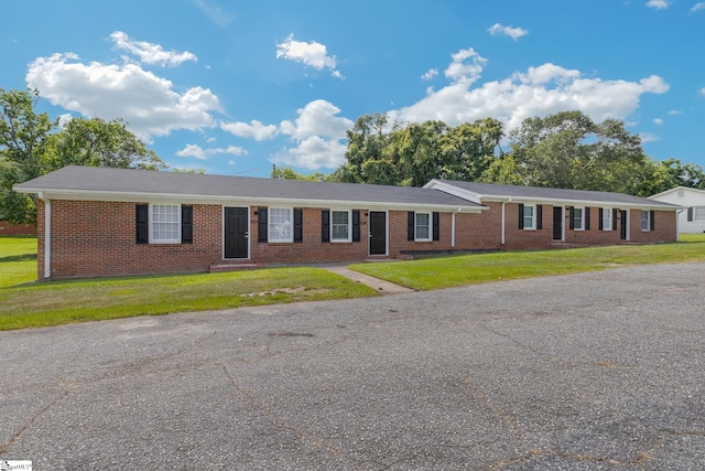 single story home with a front yard