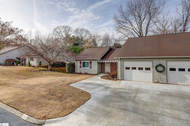 view of front facade featuring a front lawn and a garage