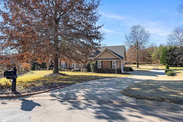 view of front of house featuring a front yard